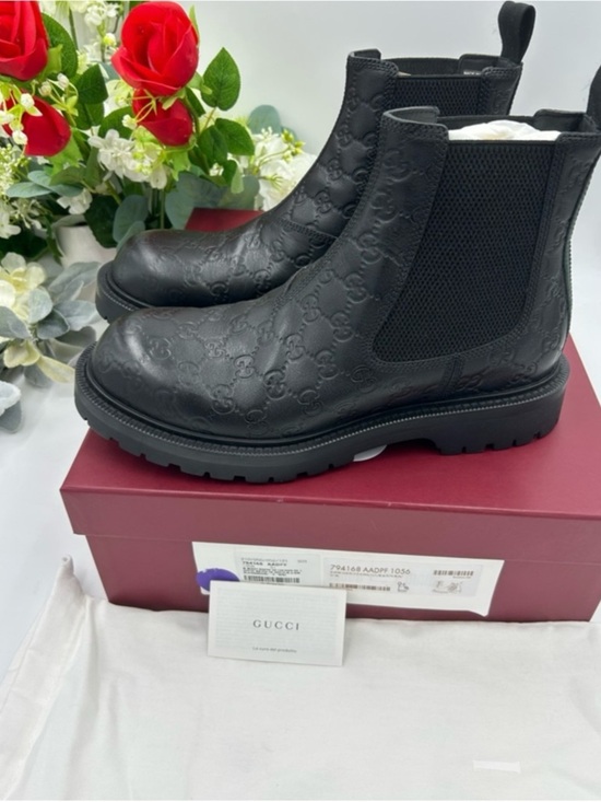 Gucci MIART GG
Leather logo sole Chelsea boots size 9.5 made in Italy